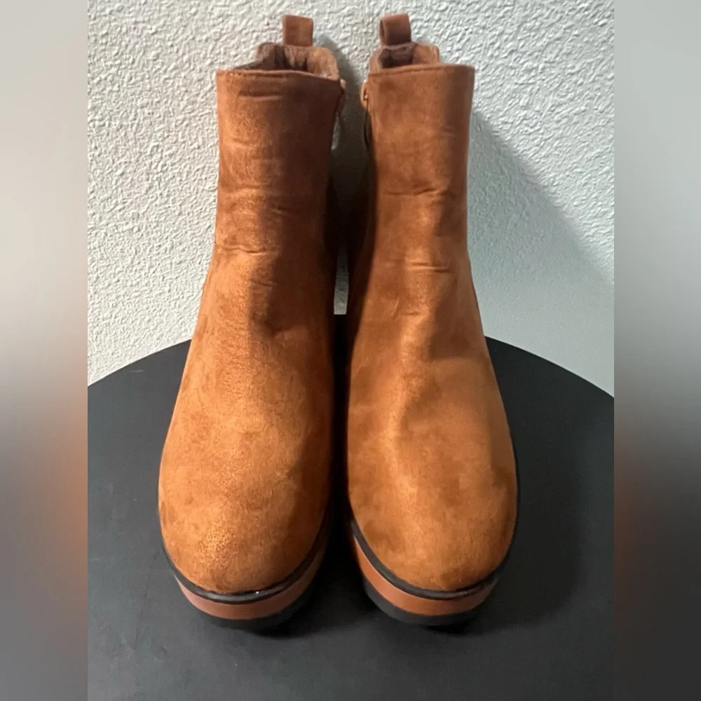 LIKE NEW Women's Suede Camel Chunky Chelsea Boot Ankle Platform Heel